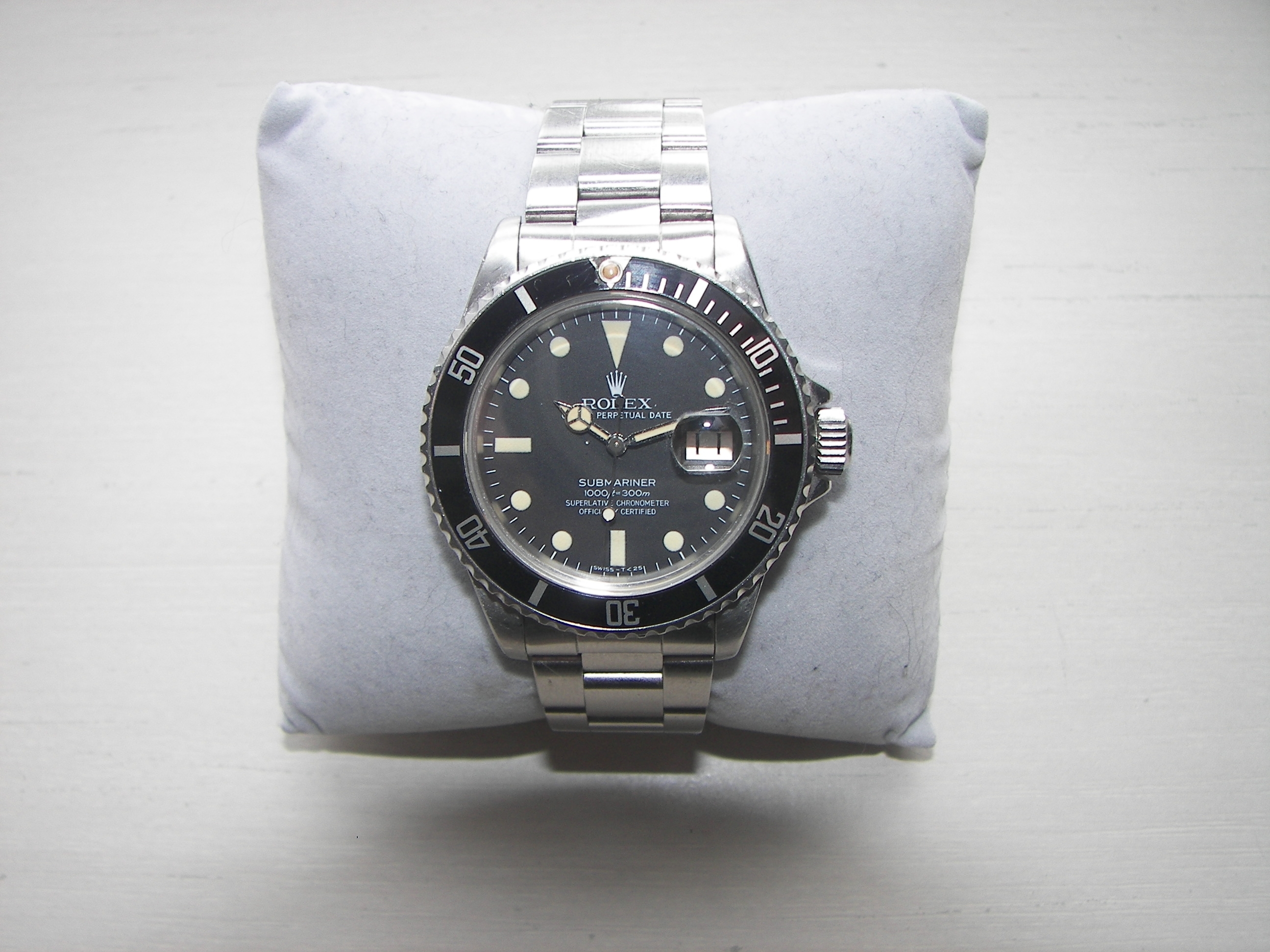 Rolex Submariner Date 16610 — Rolex Submariner Date reference 16610, front view on its Oyster bracelet